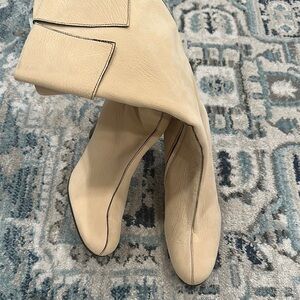 Kenneth Cole Cream Heeled Boots